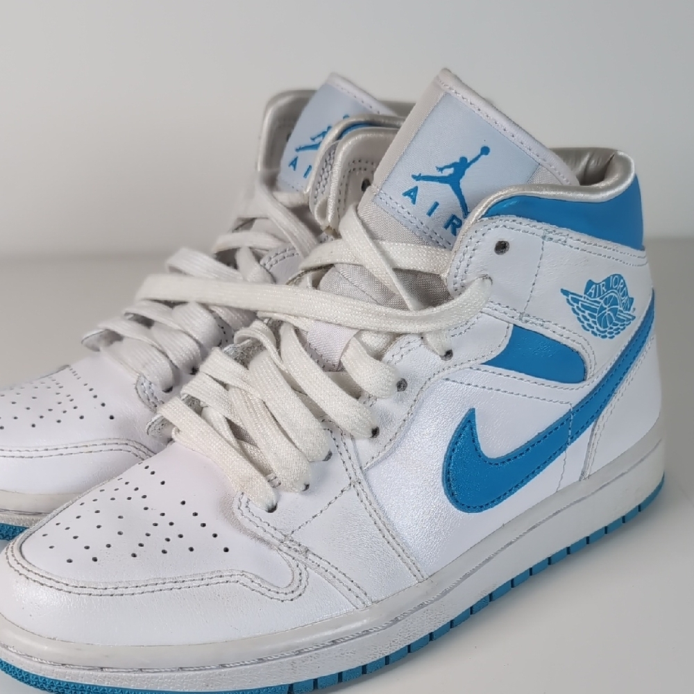 Nike Air Jordan 1 Mid UNC White Dark Powder Blue BQ6472114    Size 6 Us WM